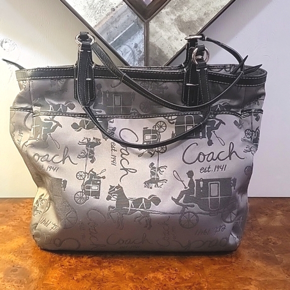 COACH Field Horse /Carriage Print